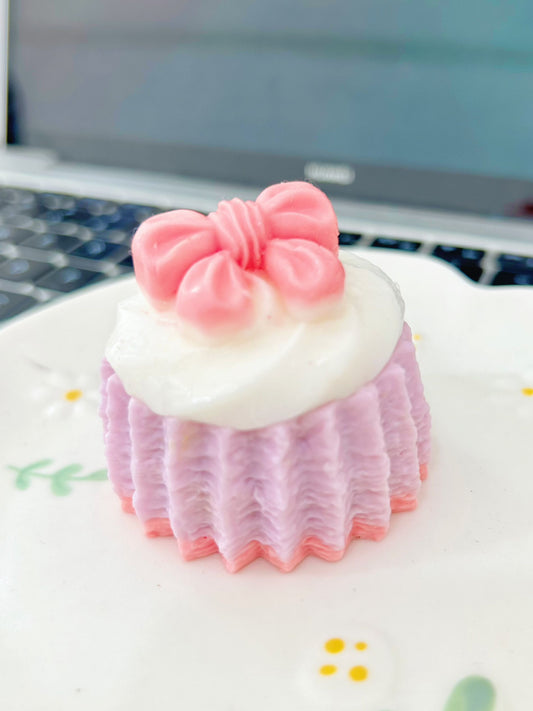 Bow shaped small cake